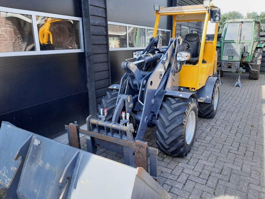 Eurotrac W13 shovel loader met bak en vorken