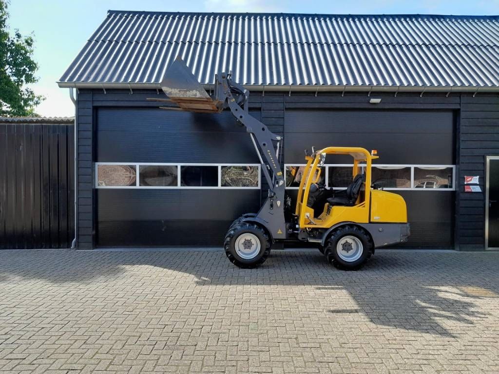 Eurotrac W13 shovel loader met bak en vorken