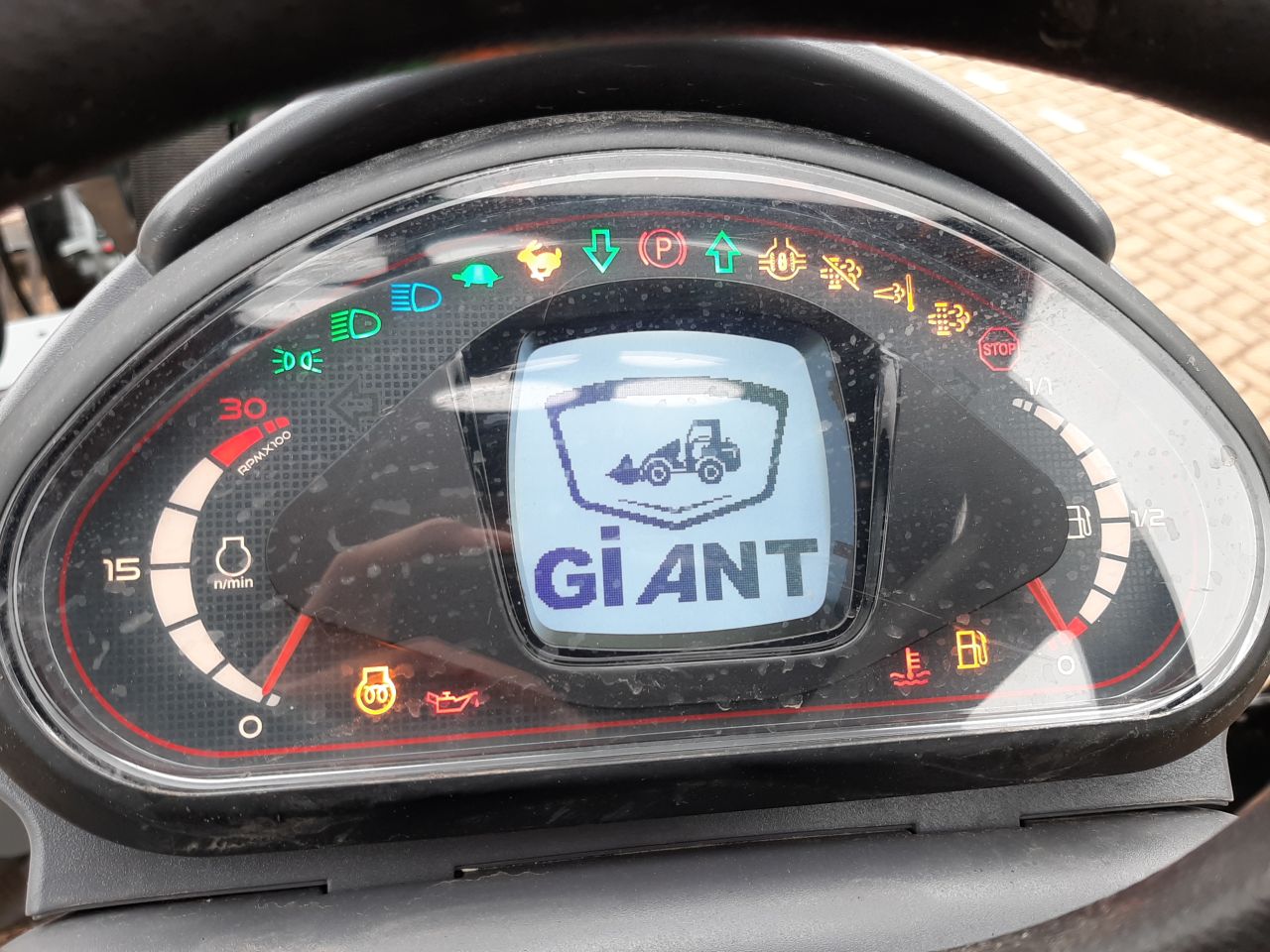 GiANT G2700 HD+ kniklader - Bouwjaar 2025 met 79 draaiuren