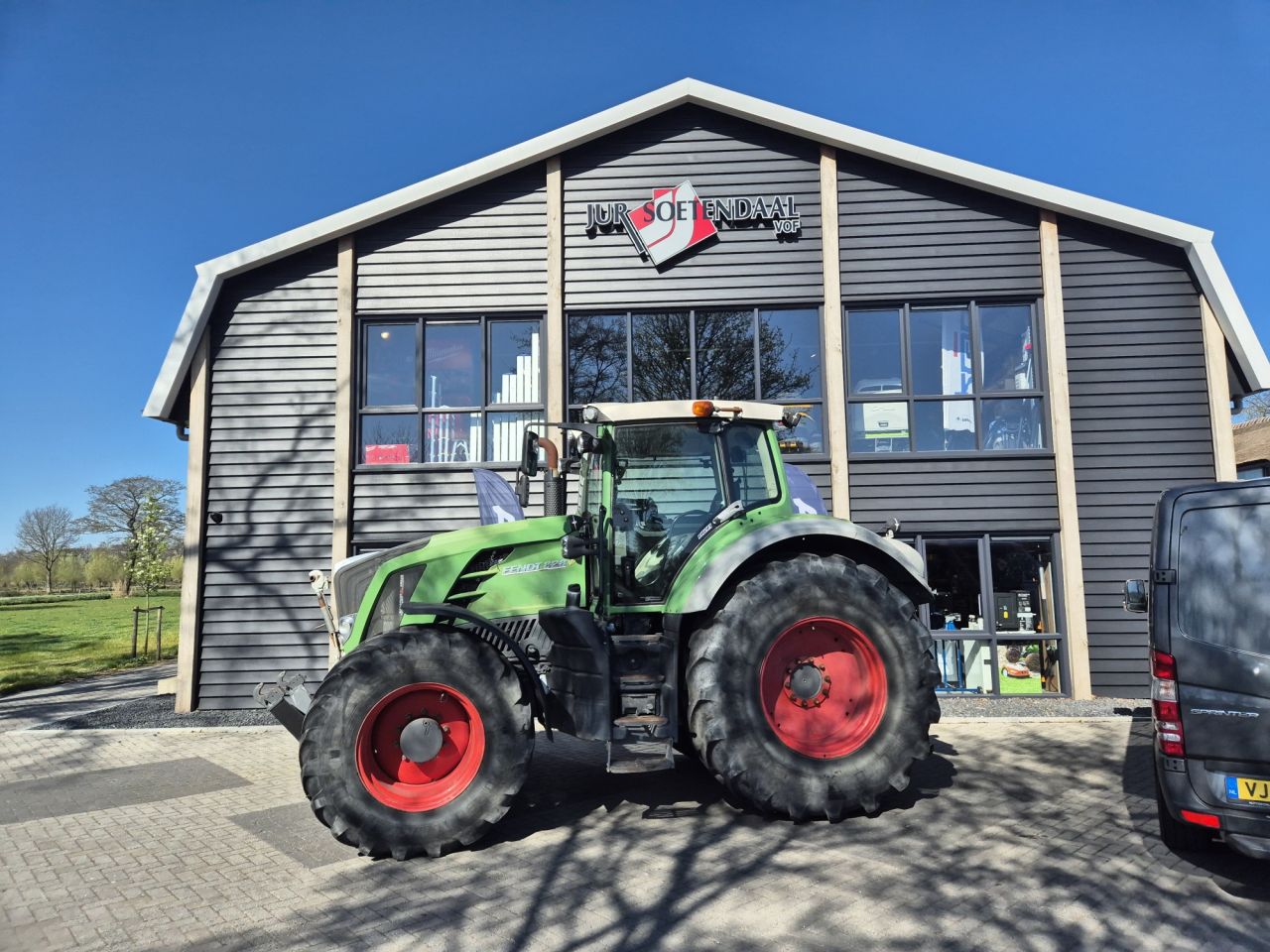 Gebrauchter Fendt 828 Traktor mit 6 Zilinder und 280 PK