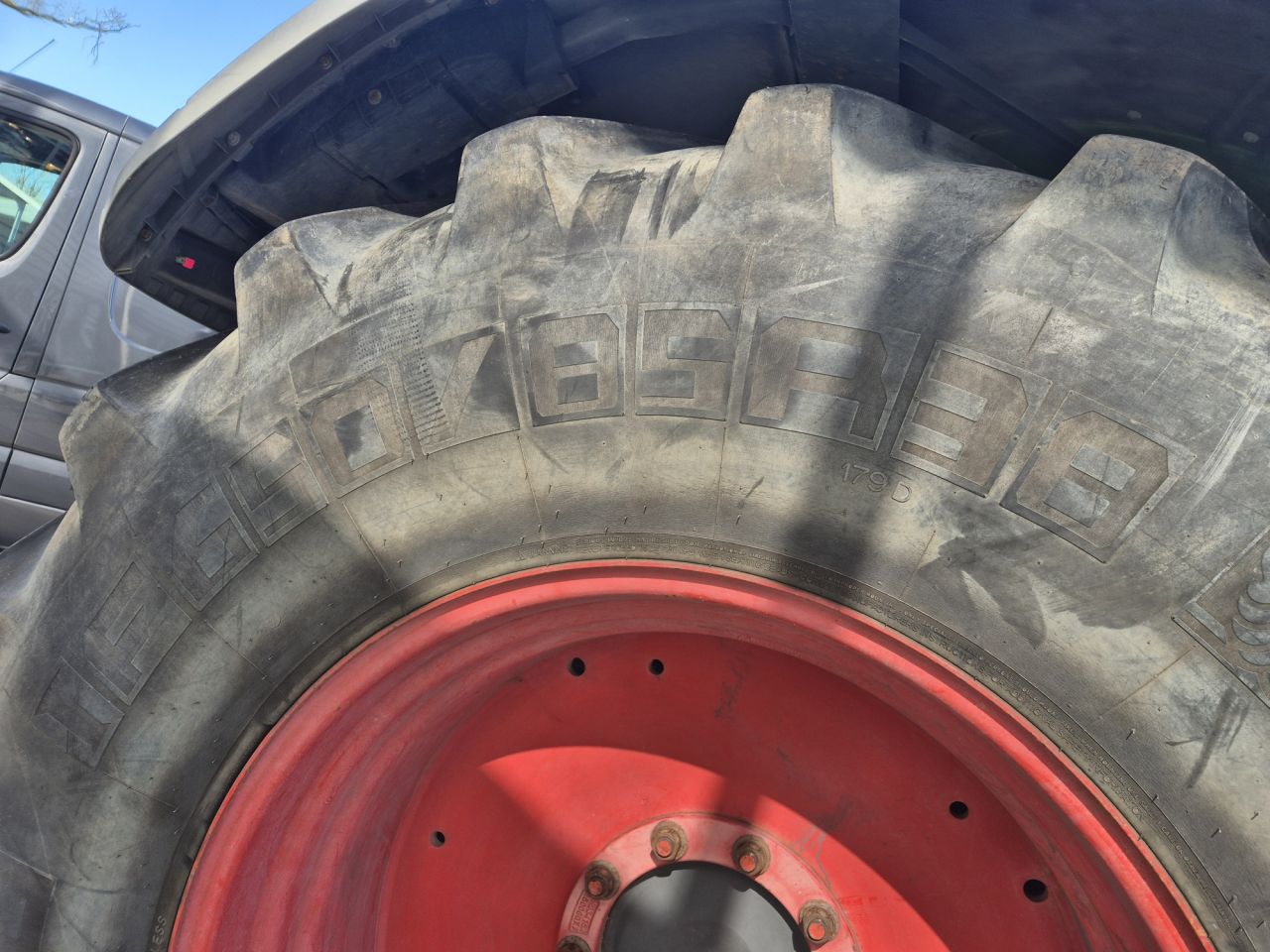 Gebrauchter Fendt 828 Traktor mit 6 Zilinder und 280 PK