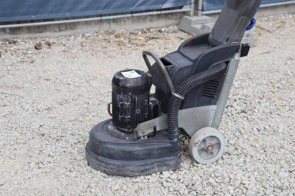 Electric scrubber dryer