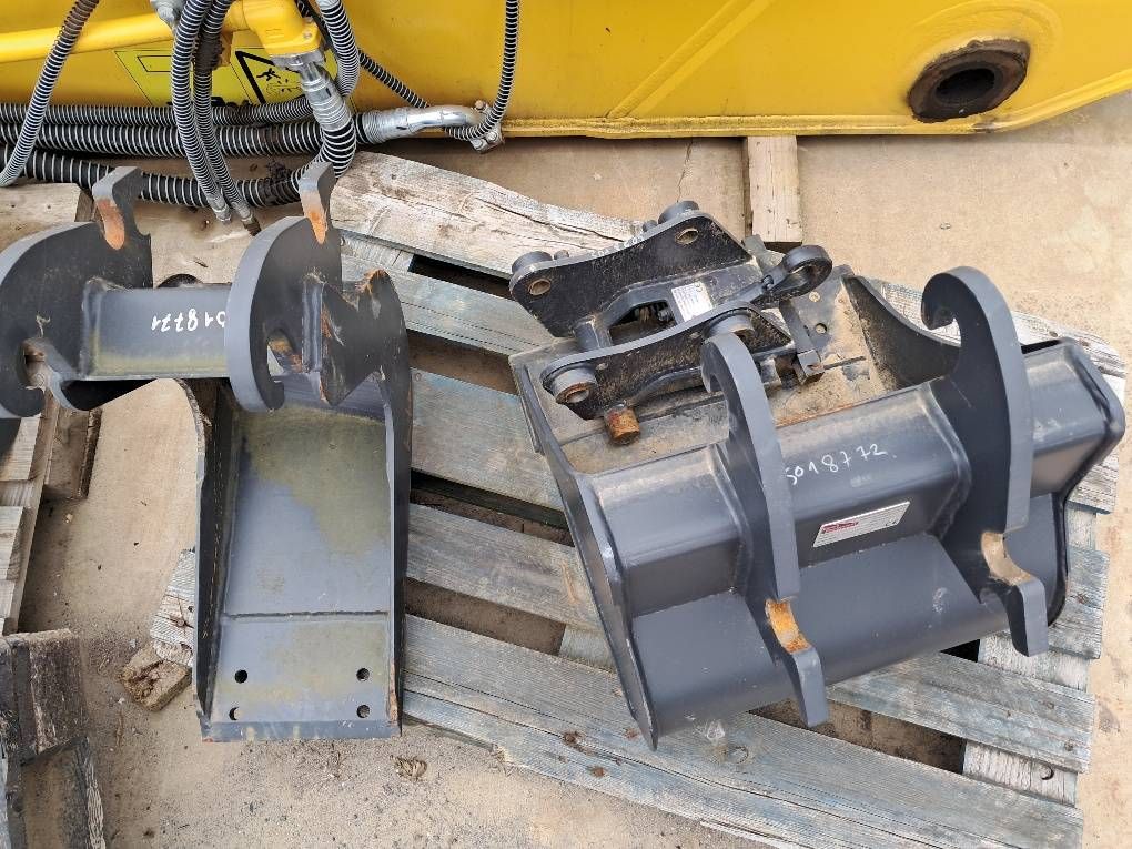 Komatsu PC24MR-5 NEW BUCKET SET + QC