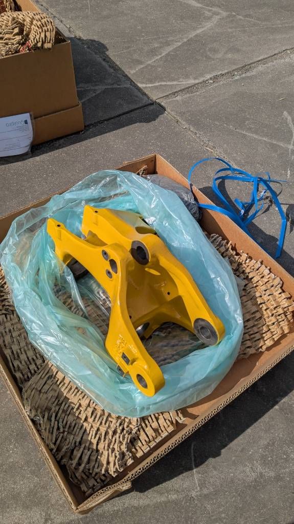 Komatsu PC26MR-3 BRACKET 22K-70-21411