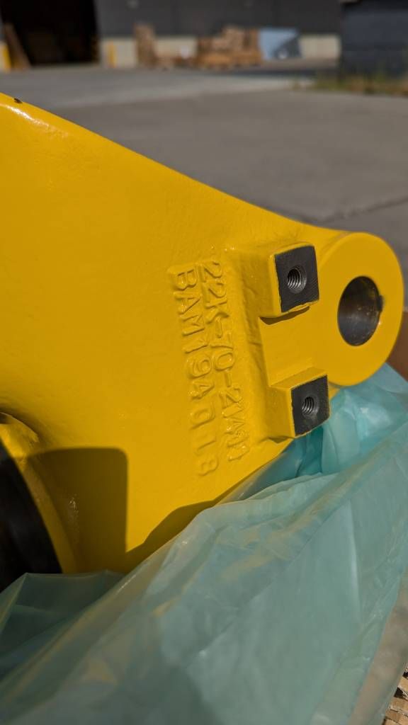 Komatsu PC26MR-3 BRACKET 22K-70-21411
