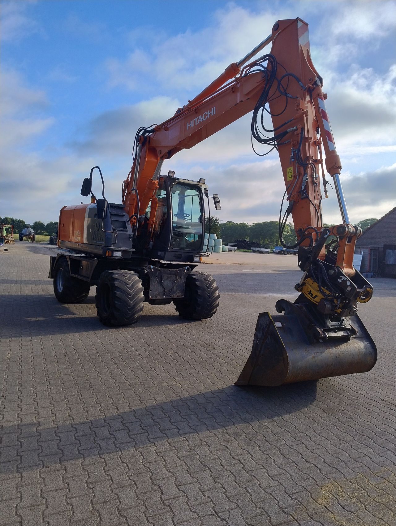 Mobiele kraan Hitachi zx140w Met draaikantelstuk engcon