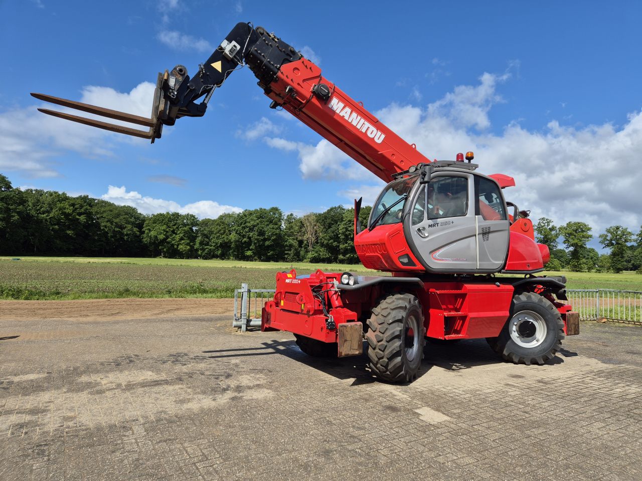Manitou MRT 2150 + privilege remote control