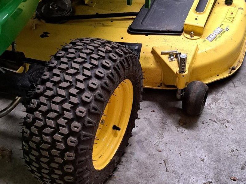 John Deere X748