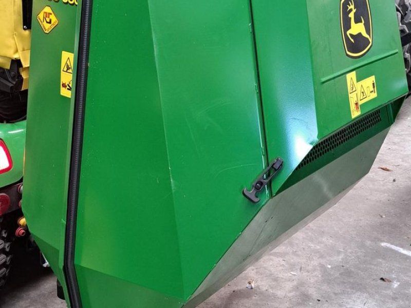 John Deere X748