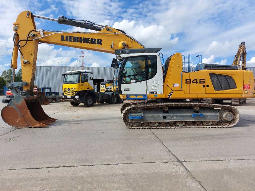 Liebherr R946 LC (Lifting Cab)