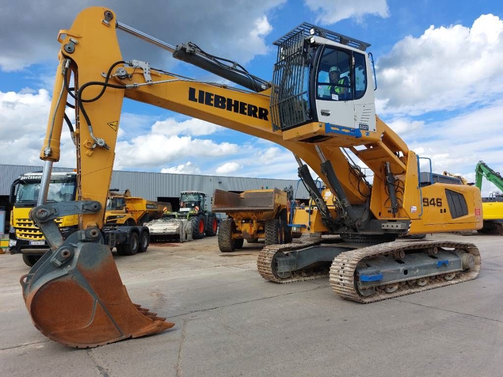 Liebherr R946 LC (Lifting Cab)