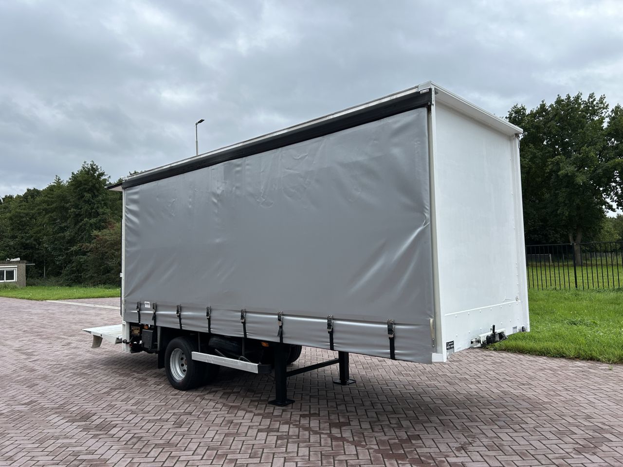 Be oplegger 7.5 ton schuifzeilen en 1500 kg laadklep