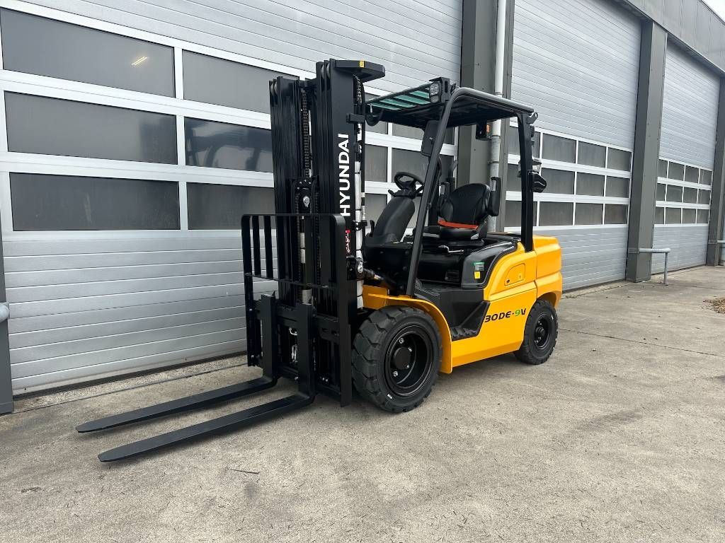 Hyundai 30DE-9V diesel heftruck 3000kg vorkheftruck 3-deli