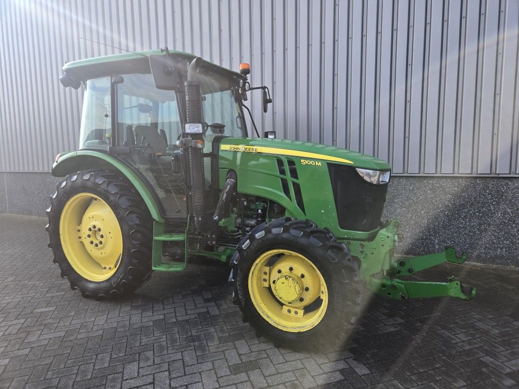 2015 John Deere 5100M with Frontlinkage and PTO airconditioning