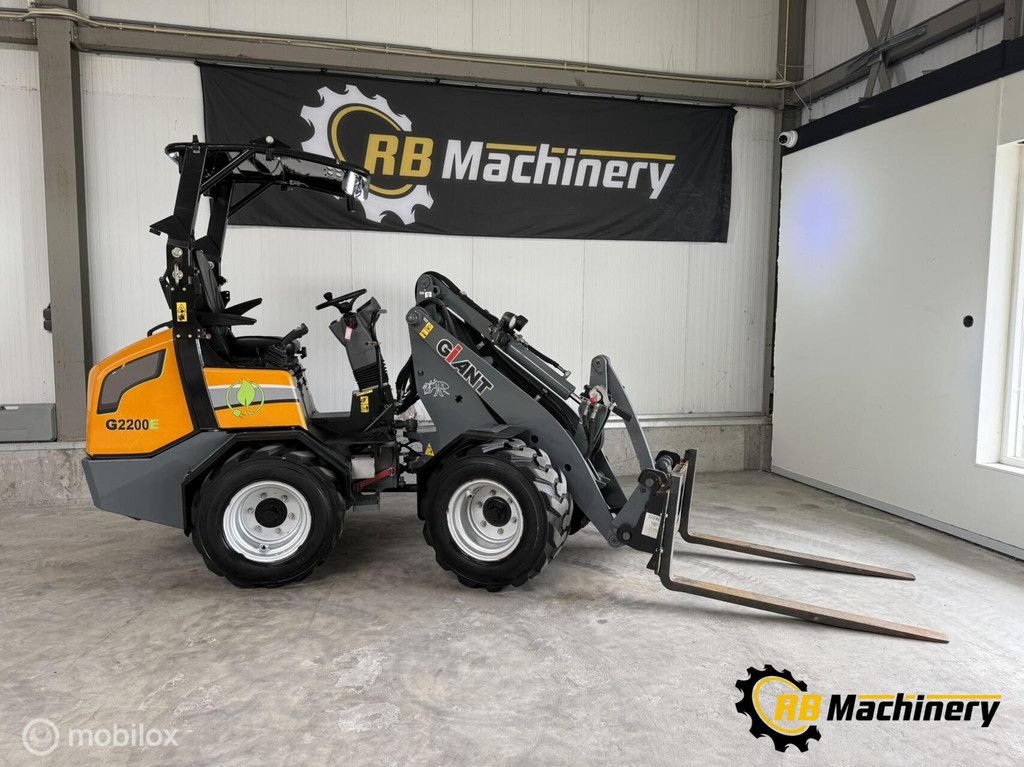 Giant G2200E