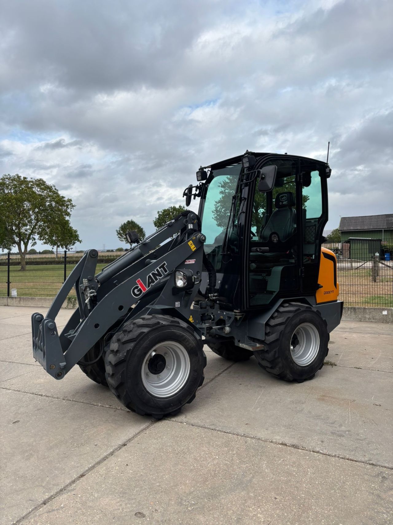 Giant 337 mini shovel 590uur!!