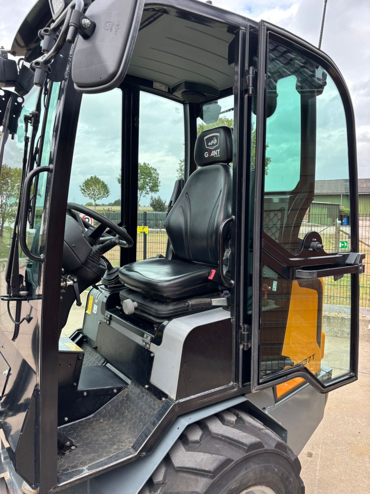 Giant 337 mini shovel 590uur!!