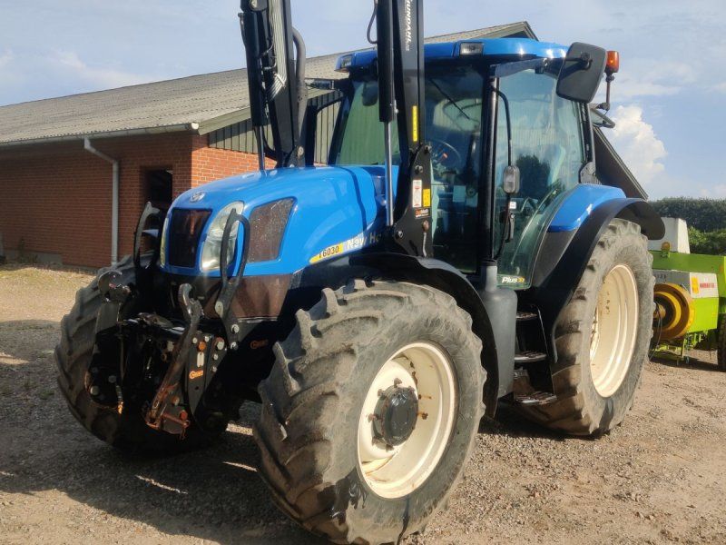 New Holland T6030 Plus med frontlift og frontlæsser Plus