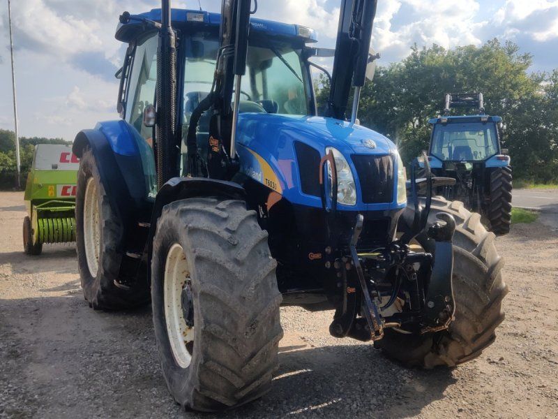 New Holland T6030 Plus med frontlift og frontlæsser Plus