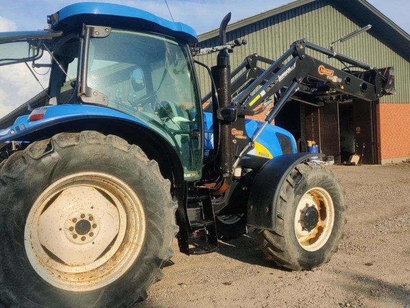 New Holland T6030 Plus med frontlift og frontlæsser Plus