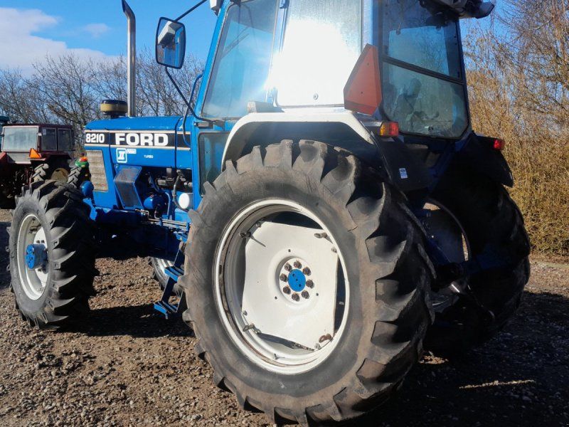 Ford 8210 FII Turbo, 4wd Kun kørt meget lidt efter hoved rep. af  mot