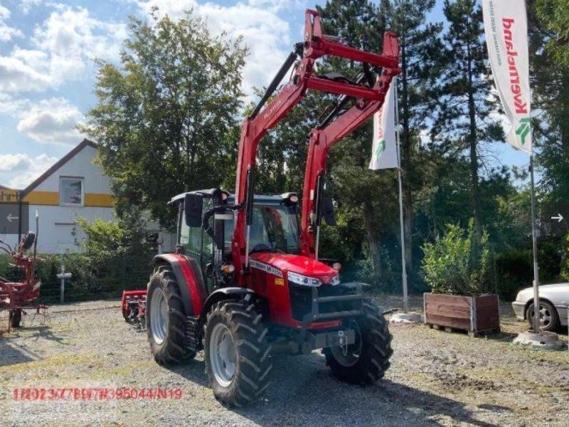 Massey Ferguson 4708 M mit Frontlader