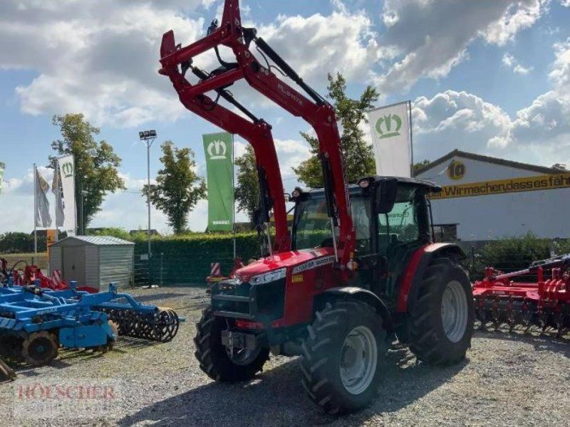 Massey Ferguson 4708 M mit Frontlader