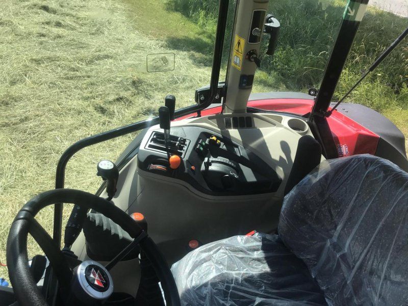 Massey Ferguson 4708 M mit Frontlader