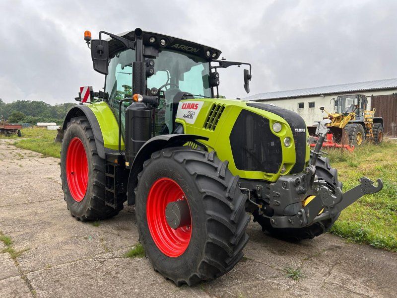 Claas Arion 660 mit Frontzapfwelle