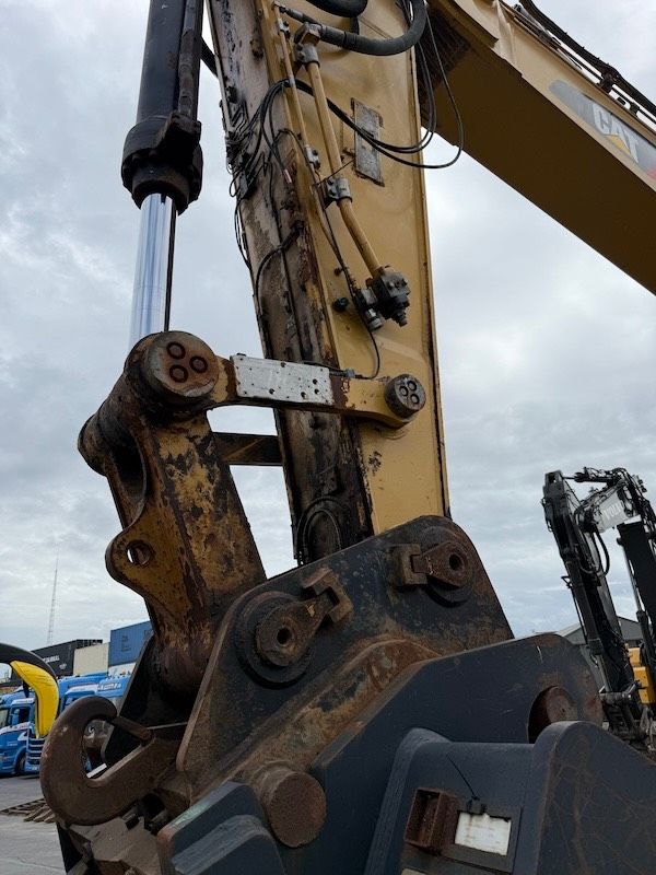 CAT 374 F L