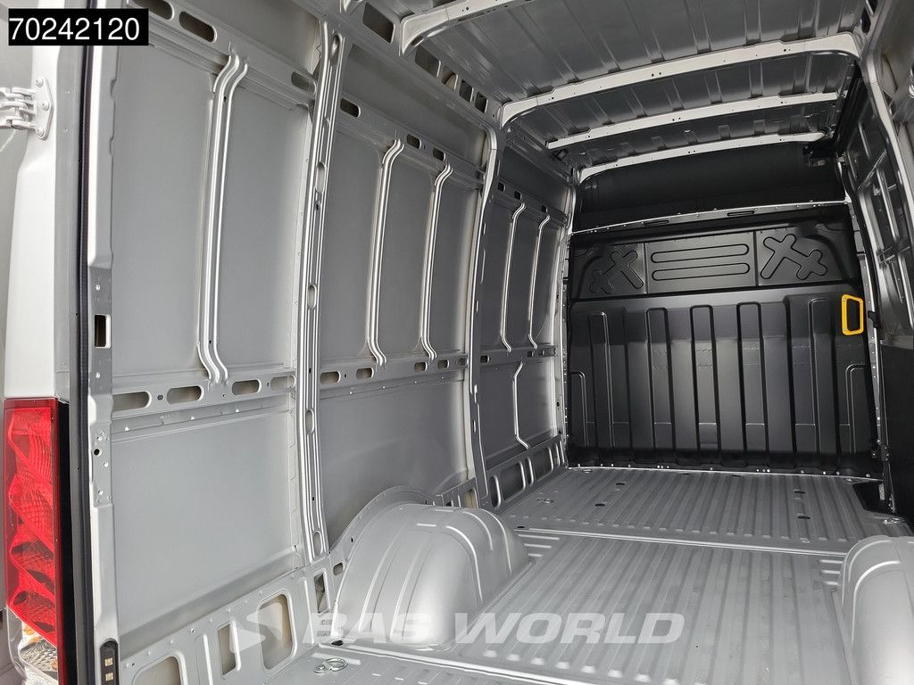 Iveco Daily 35C21 3.0L Automaat 210PK L2H2 Dubbellucht 3,5t Trekgewicht ACC Navi LED Airco Camera Euro6 L2 12m3 A/C