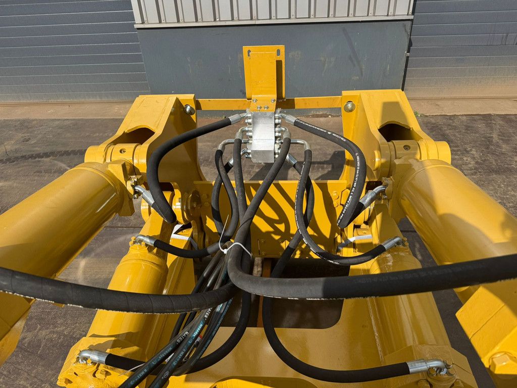 Caterpillar D8T D8R D8N Single Shank Ripper (forged shanks)