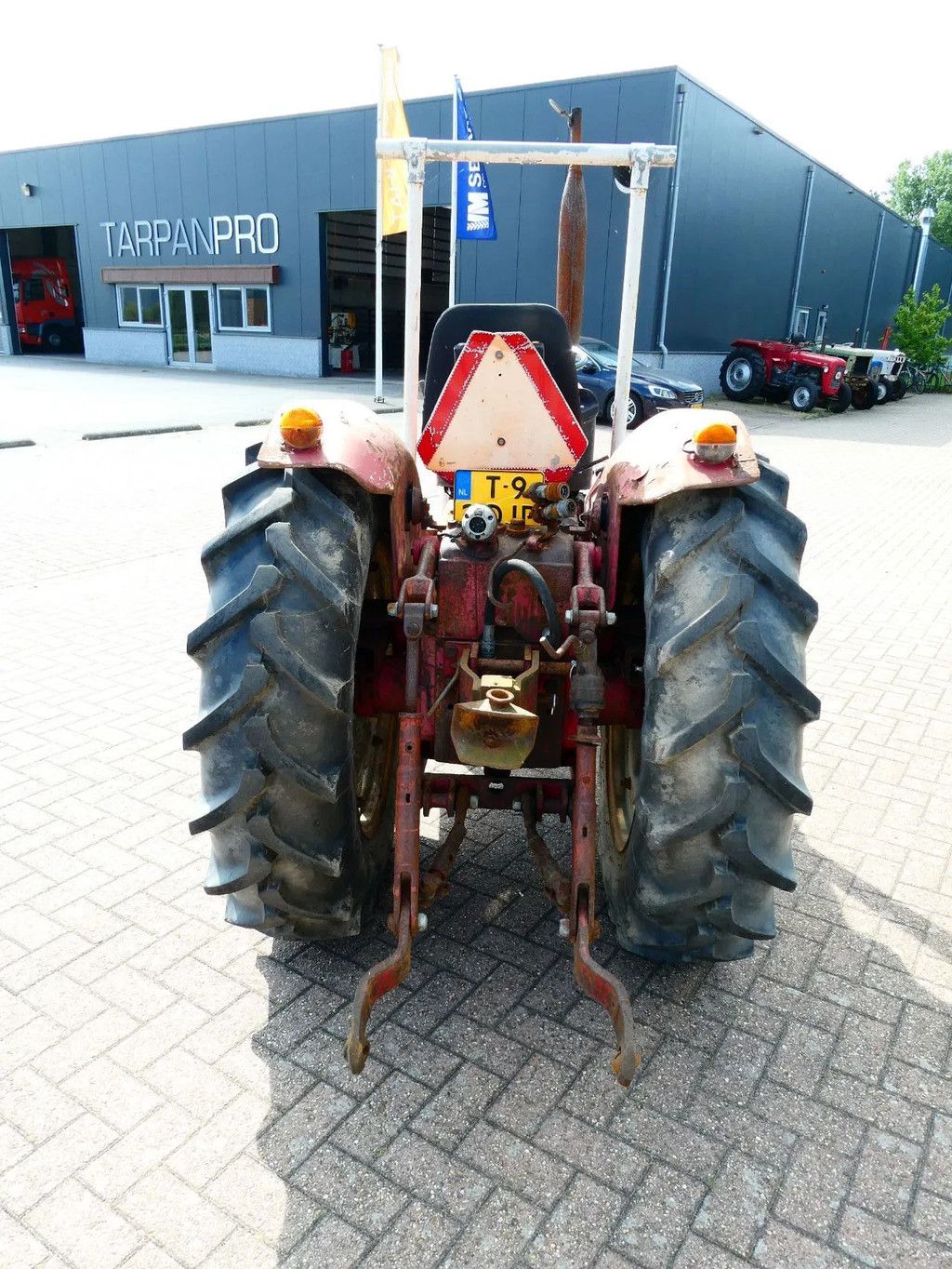 Case IH International 633 2wd / 9775 Draaiuren / Smalspoortrekker