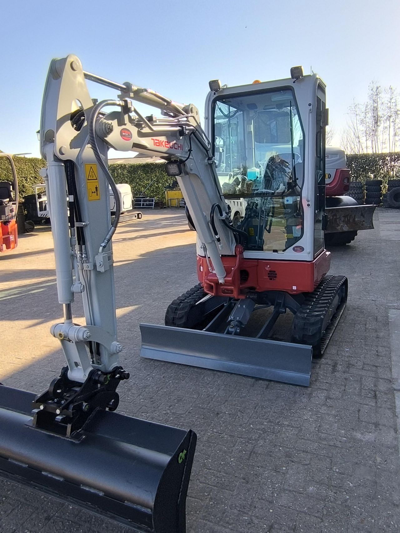 TAKEUCHI TB325R