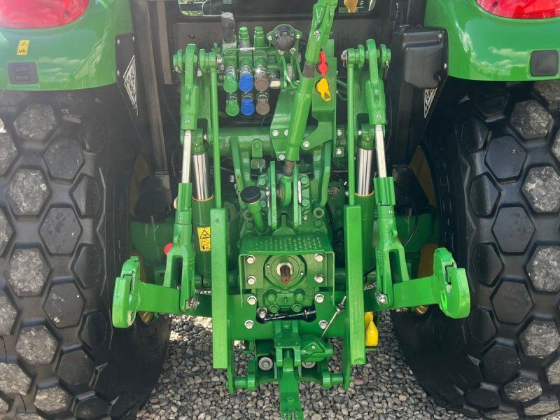 John Deere 5090 M Med græsdæk