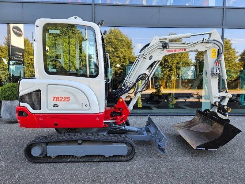 Takeuchi TB 225