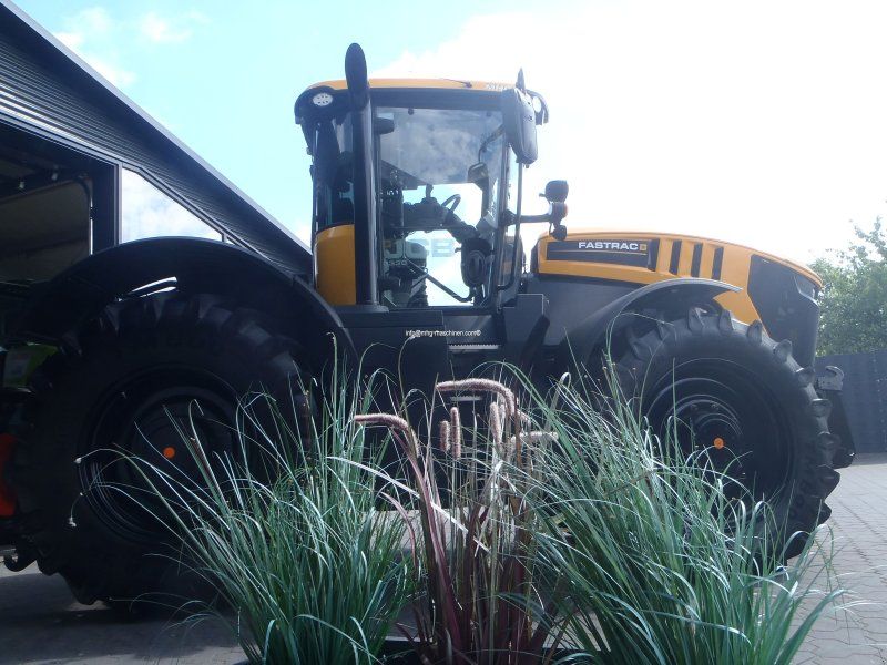 JCB FasTrac 8330