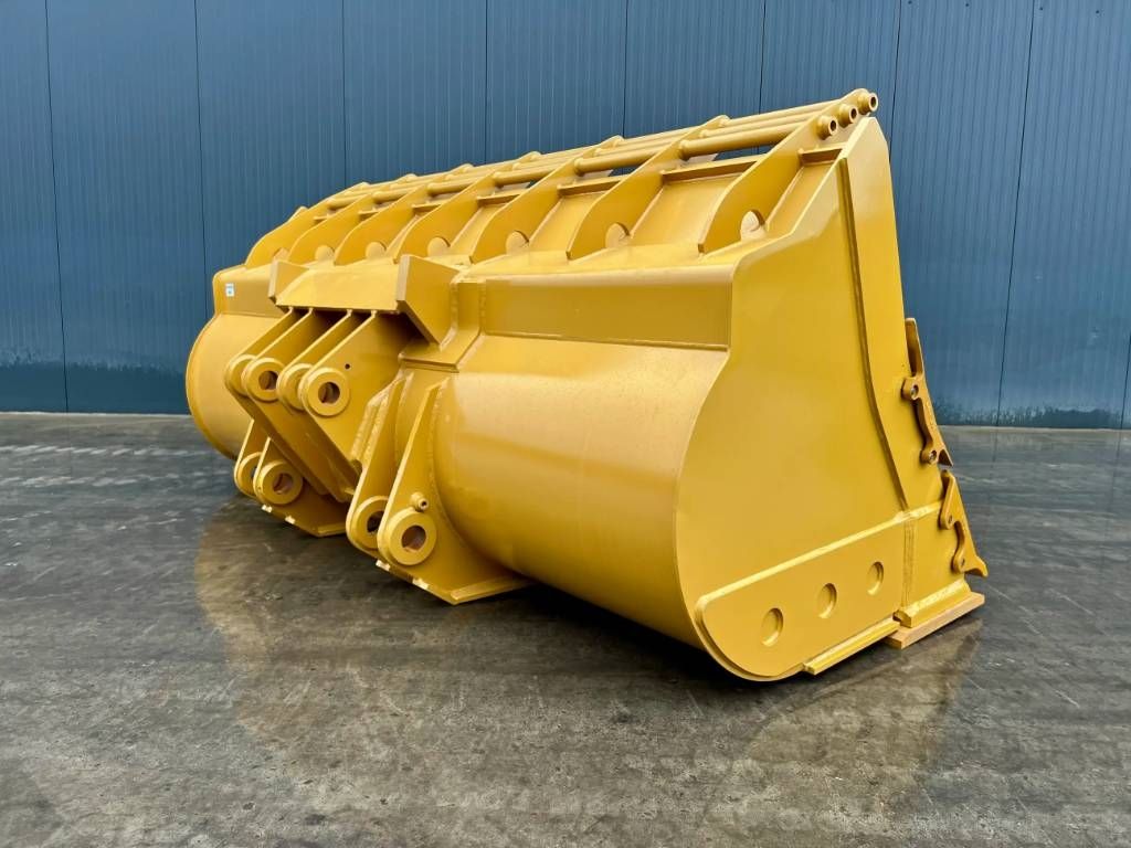 CAT 980 incl. cutting edge + side protectors