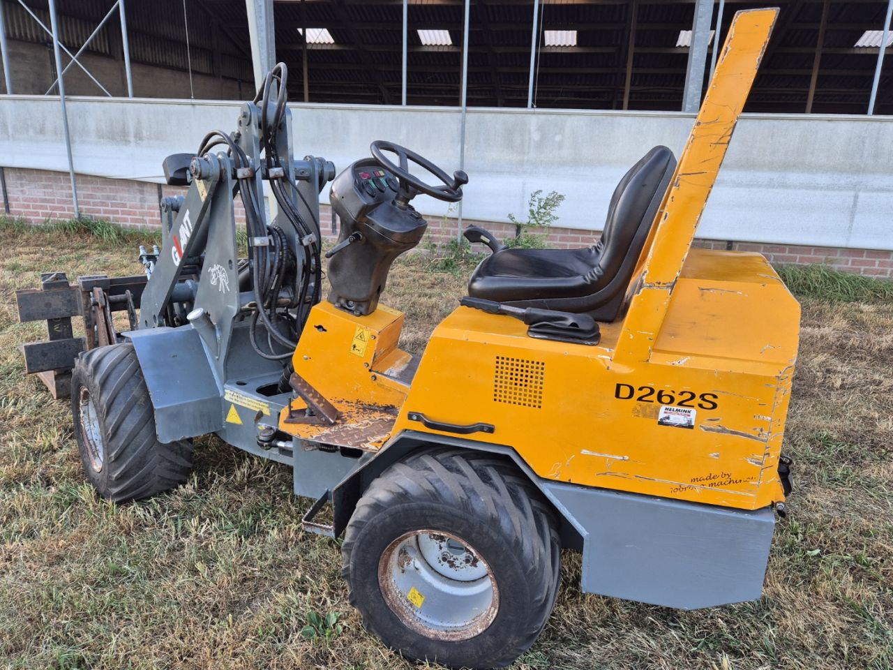 Giant 262 minishovel