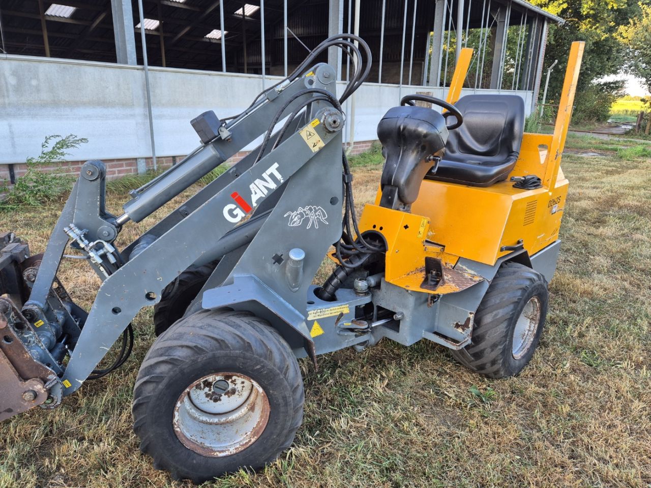 Giant 262 minishovel