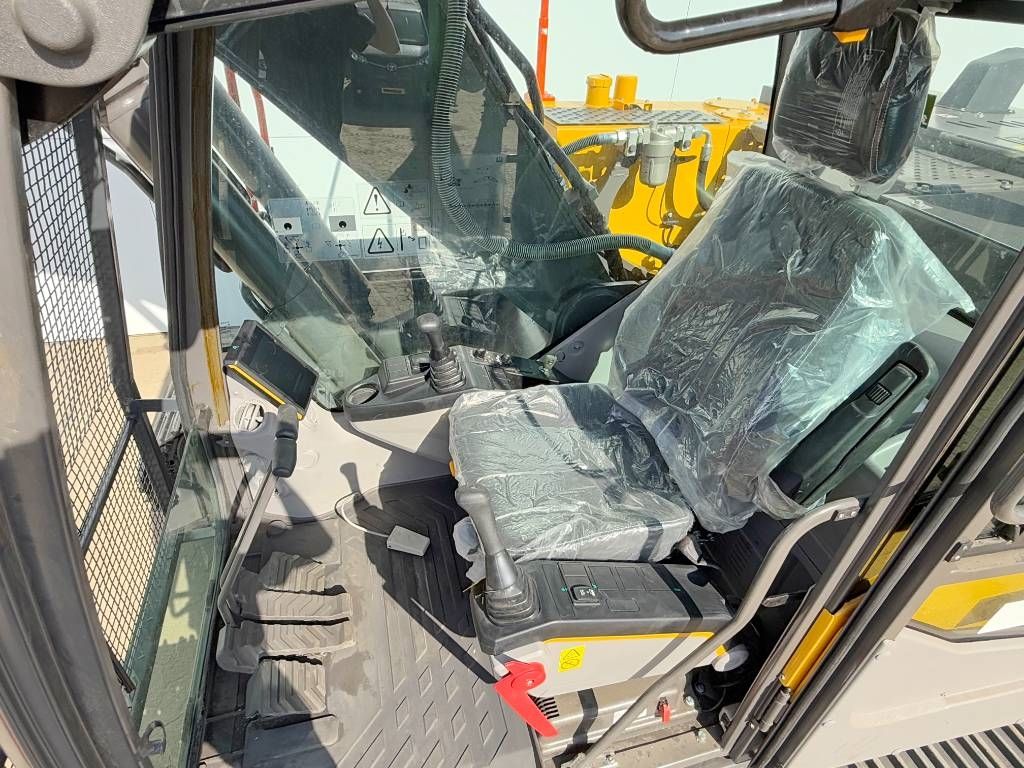 Volvo EC210 - Unused / New 2025 Model / Hammer Lines