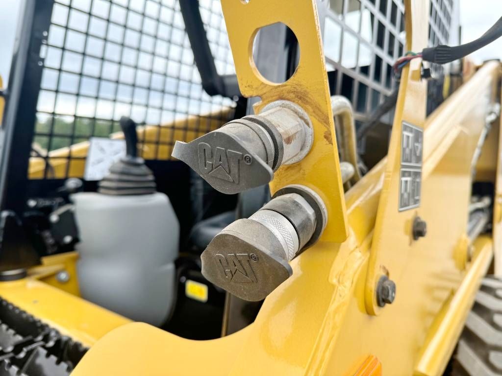 CAT 216B3 - New / Unused / Extra Hydraulic