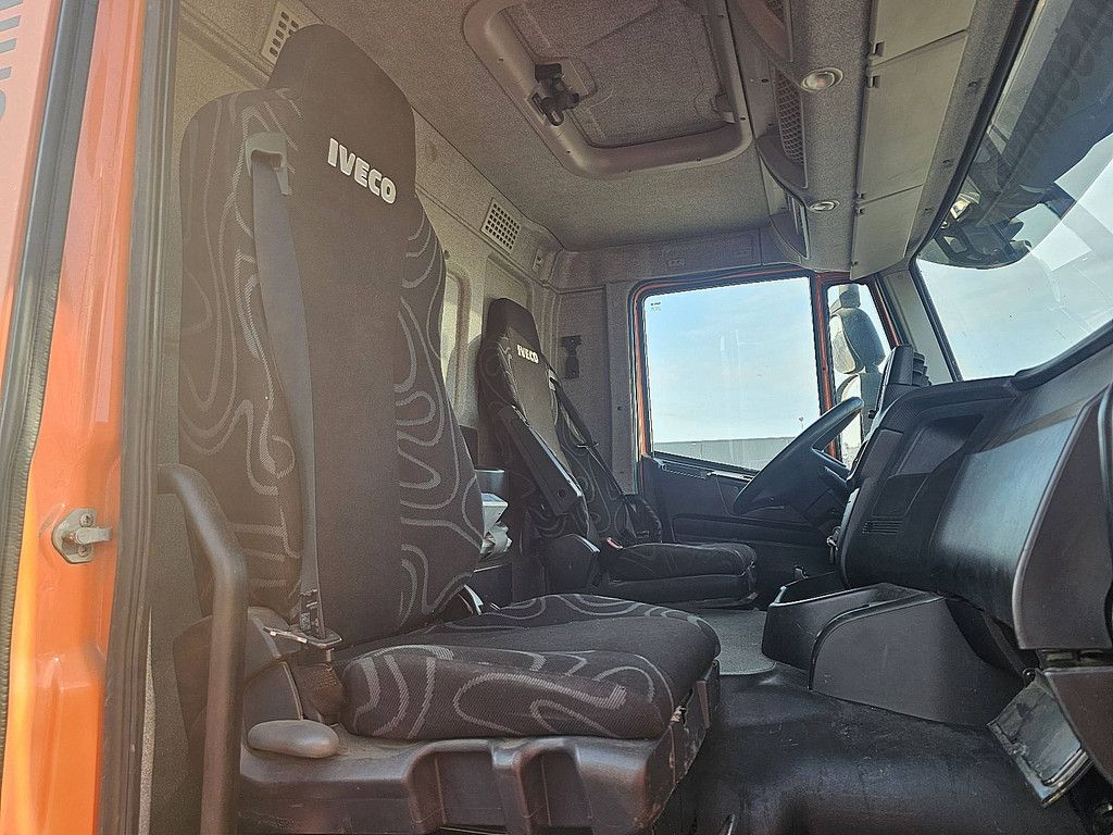 IVECO AD260S46 machnine tr. + crane