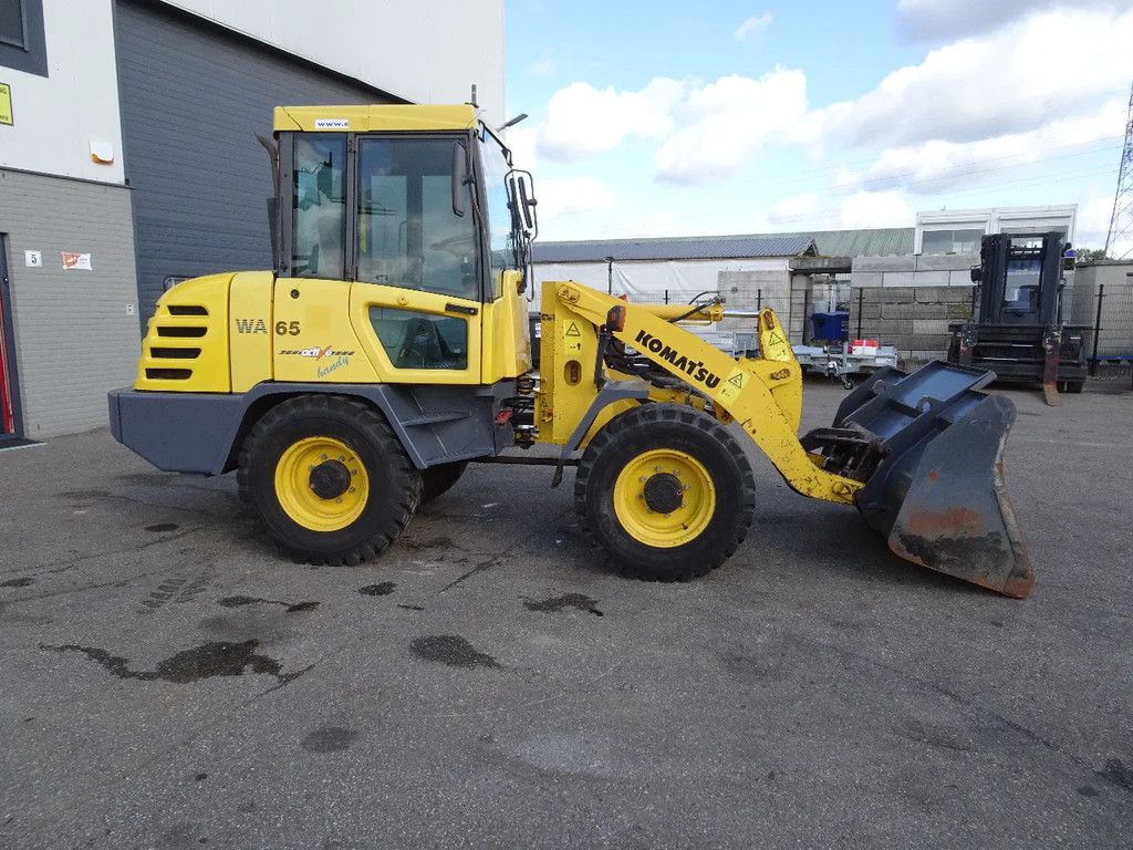 Komatsu WA65-3