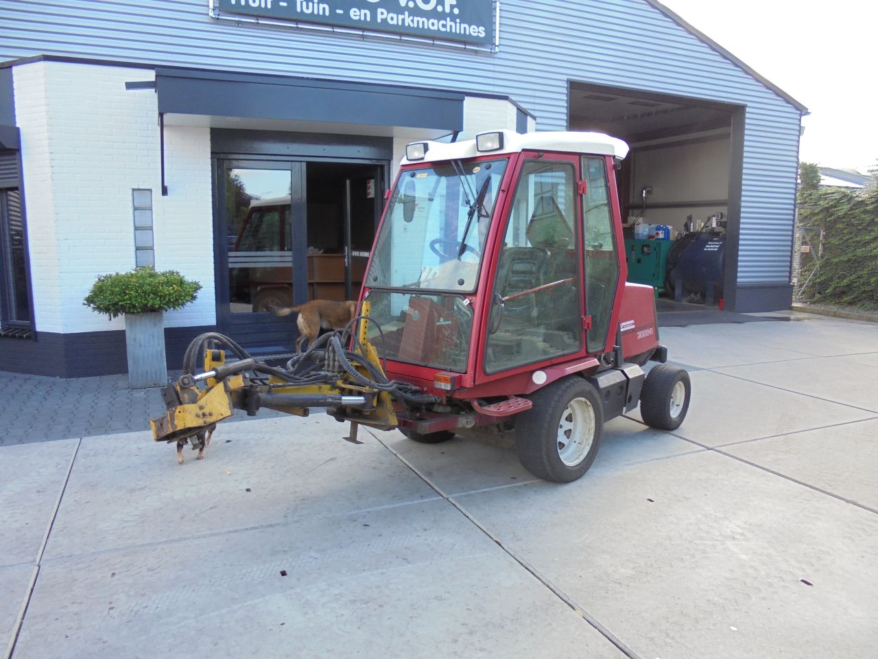 Toro 3000 met onkruidborstel