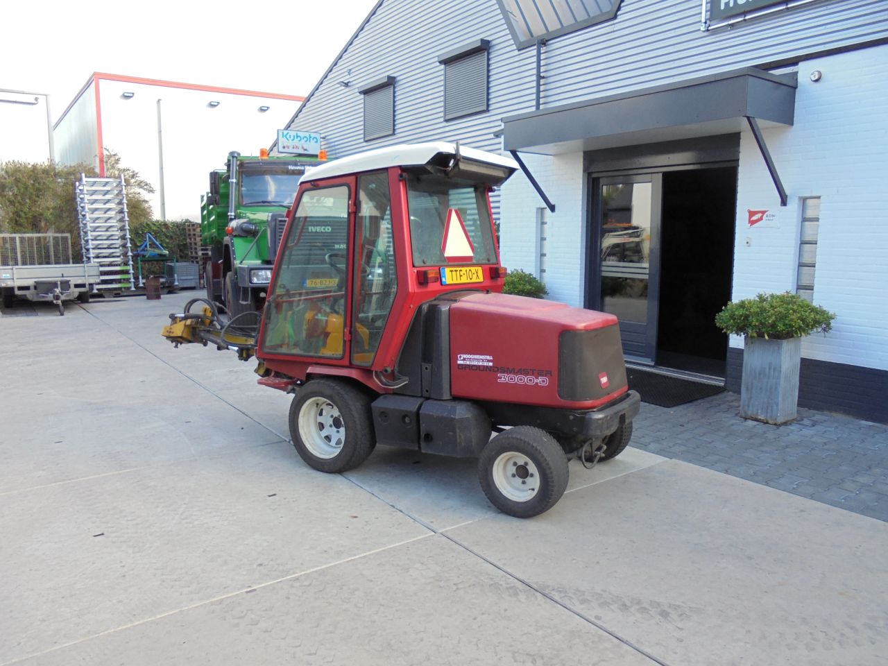 Toro 3000 met onkruidborstel