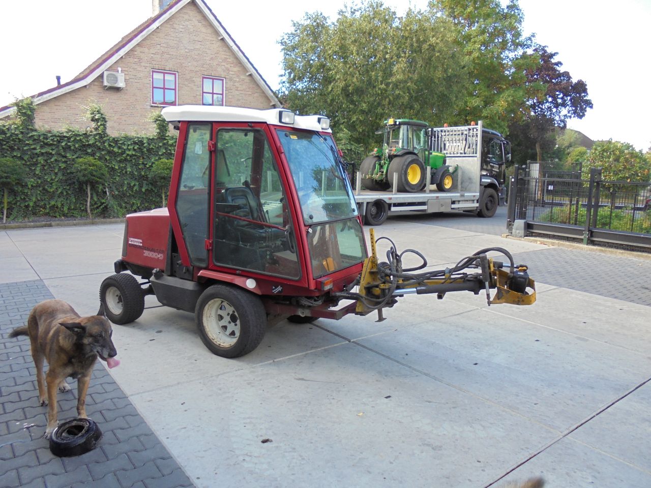 Toro 3000 met onkruidborstel