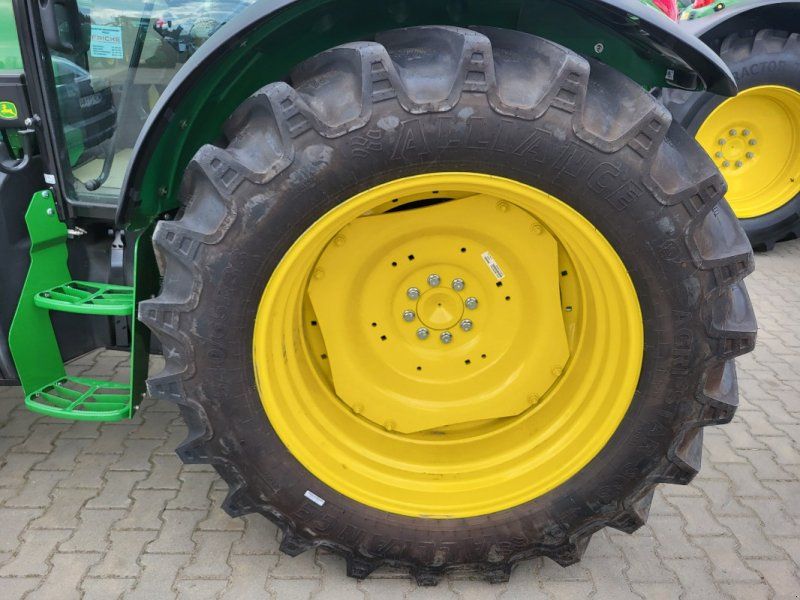 John Deere 5115M