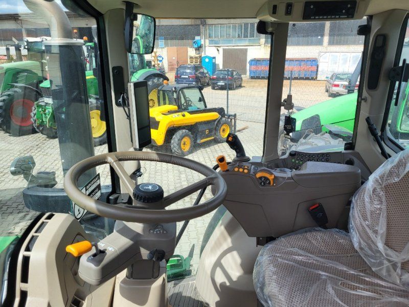 John Deere 6195M