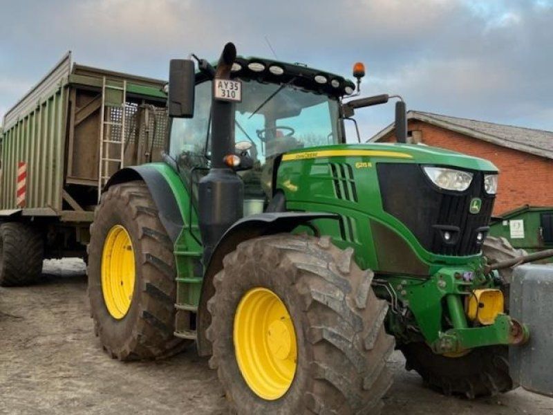 John Deere 6215R